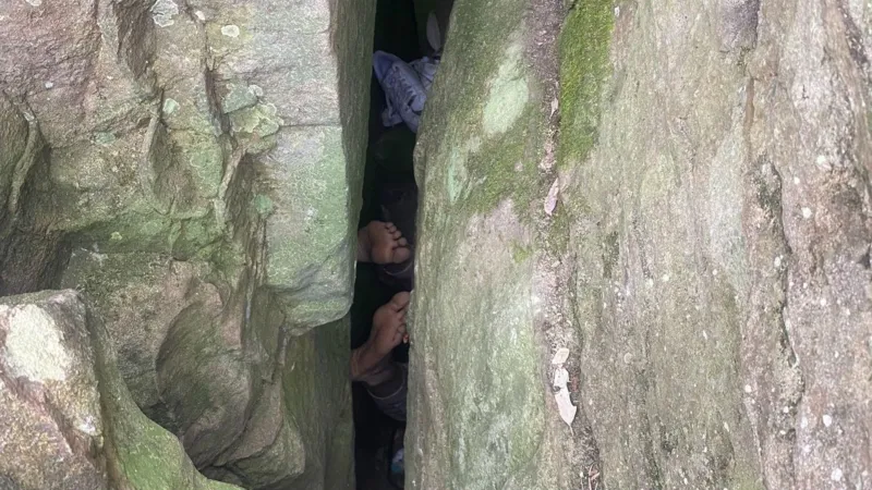 YOUNG WOMAN RESCUED AFTER GETTING STUCK UPSIDE DOWN BETWEEN BOULDERS IN AUSTRALIA